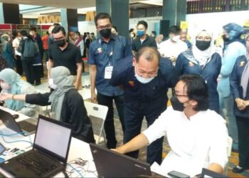 MOHD. Khairuddin Othman beramah mesra dengan orang ramai ketika meninjau program Selangor Mega Job Fair di Pusat Konvensyen MBSA di Shah Alam, Selangor, hari ini.