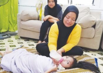 NOOR Aisah Gupri bersama Dian Maisarah ketika ditemui di rumahnya dekat Meru, Klang, Selangor. - UTUSAN/MOHAMAD NAUFAL MOHAMAD IDRIS