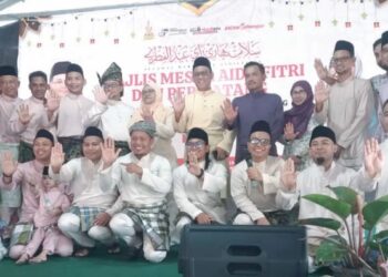 MOHD. Yahya Sahri (tengah) bersama tetamu yang menghadiri program itu hari ini. - UTUSAN/ISKANDAR SHAH MOHAMED