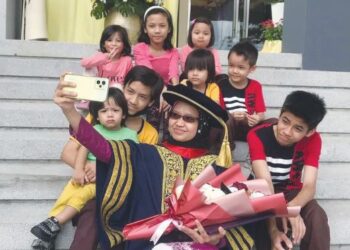 ZATILFARIHIAH Rasdi bergambar bersama anak-anak yang hadir untuk meraikan hari graduasi ibunya pada Istiadat Konvokesyen Ke-94 UiTM, dekat Dewan Agung Tuanku Canseor di UiTM, Shah Alam, Selangor.