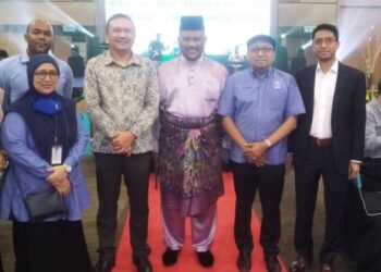 RAMLI Mohd. Tahir (tengah) bersama Exco Selangor, Ng Sze Han (kiri) bergambar bersama para tetamu yang hadir di Majlis Rumah Terbuka Aidilfitri KDEBWM 2022 di Shah Alam, Selangor, hari ini. - FOTO/MOHAMAD NAUFAL MOHAMAD IDRIS