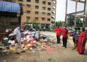 A. SELVAKUMARAN (kiri) menunjukkan sampah pukal yang terbiar lebih sebulan dibuang di kawasan perumahan mereka di Flat Pandamaran Jaya, Klang, Selangor. – FOTO/ABDUL RAZAK IDRIS