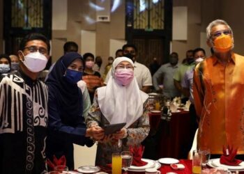 ABDULLAH Sani Abdul Hamid (kiri) bersama Dr. Wan Azizah Wan Ismail dan Khalid Samad hadir Majlis Peluncuran Jelajah Dahsyat di Klang, Selangor, hari ini. - FOTO/ZULFADHLI ZAKI