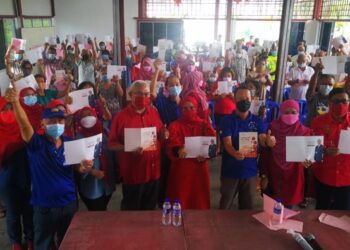 NOH Omar (depan, tiga dari kiri) bergambar dengan penerima sumbangan Tahun Baharu Cina di Pasir Penambang, Tanjong Karang, Kuala Selangor, Selangor, hari ini. - FOTO/ABDUL RAZAK IDRIS
