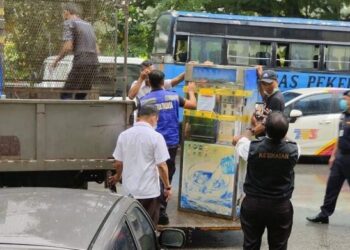 ANTARA mesin jual air yang diperiksa dan disita oleh JKNS dengan kerjasama PKD Klang dan MPK di sekitar Klang, Selangor.