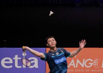 AKSI Lee Zii Jia ketika menentang pemain Korea Selatan, Jeon Hyeok Jin pada separuh akhir Kejohanan Badminton Berpasukan Asia 2022 di Pusat Konvensyen Setia City, Shah Alam, harı ini. - FOTO/SHIDDIEQIIN ZON