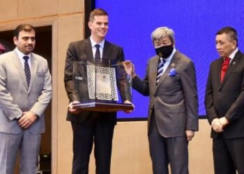 SULTAN Sharafuddin berkenan menerima cenderahati daripada Jamie Mead selepas melancarkan cawangan baharu rangkaian hotel mewah DoubleTree by Hilton dekat i-City di Shah Alam, Selangor. - FOTO / ZULFADHLI ZAKI