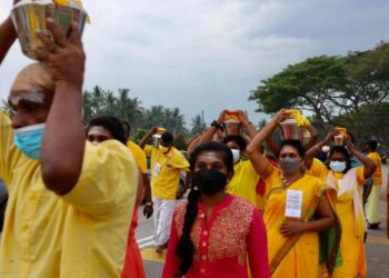 SEBAHAGIAN penganut Hindu membawa palkudam dan berarak sejauh dua kilometer menuju Kuil Sri Subramaniar Swamy sempena sambutan Thaipusam di Jalan Klang, Kuala Selangor, Selangor, hari ini. - FOTO/ZULFADHLI ZAKI