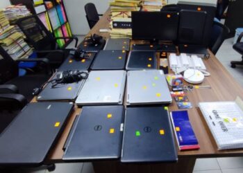 ANTARA peralatan dirampas polis selepas sebuah rumah yang dijadikan premis kegiatan penipuan satu sindiket penawaran dan pembelian barangan tidak wujud secara atas talian di sekitar Subang Jaya, Selangor, kelmarin.