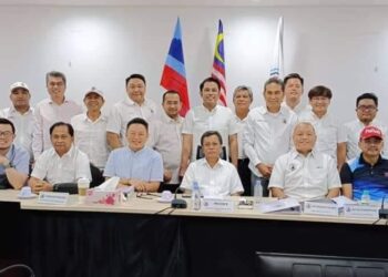 MOHD. Shafie Apdal (tengah) bergambar bersama pucuk pimpinan dan wakil rakyat Warisan selepas mempengerusikan mesyuarat AMT di Kota Kinabalu, Sabah.