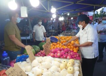 MOHD. Shafie Apdal (kanan) semoat membeli buah-buahan ketika hadir dalam program walkabout di Pasar Malam Taman Johor Jaya, Pasir Gudang, Johor, hari ini.