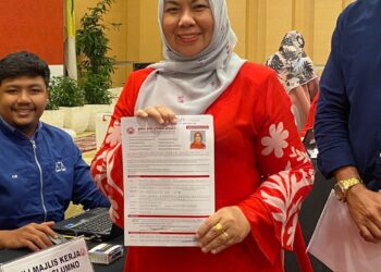 SHAHANIZA Shamsuddin menyerahkan borang menawarkan diri bertanding jawatan Ahli Majlis Kerja Tertinggi (MKT) UMNO di Pusat Dagangan Dunia Putra (PWTC) di Kuala Lumpur.