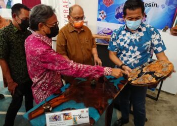 MOHD. Shahar Abdullah (kanan) melihat hasil kraf yang dipamerkan pada Majlis Penutup Program Pembangunan Kemahiran Komuniti Kraf di Felda Bukit Sagu 3 di Kuantan, Pahang. 
UTUSAN/KHAIRULMIZAN YAHYA