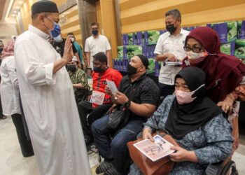 SHAHIDAN Kassim beramah mesra selepas menyampaikan sumbangan kepada penerima pada Program Nur Ramadan Peringkat Wilayah Persekutuan Putrajaya 2022 di Kompleks Perbadanan Putrajaya. - UTUSAN/FAISOL MUSTAFA