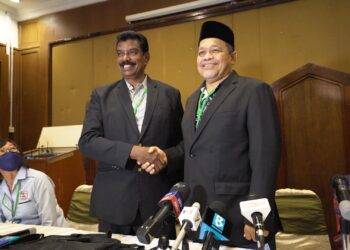 Datuk Seri Dr Shahidan Kassim (kanan) bersalaman dengan Datuk SM Muthu.