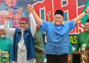 ABDUL Hadi Awang mengangkat tangan Shahidan Kassim selepas diumumkan sebagai calon Parlimen Arau atas tiket PN di Rusila, Marang, Terengganu. - UTUSAN/PUQTRA HAIRYY ROSLI