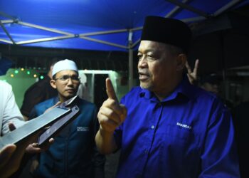 SHAHIDAN Kassim ketika berceramah di Jelempok, Arau, Perlis baru-baru ini.- UTUSAN/IZLIZAN OTHMAN