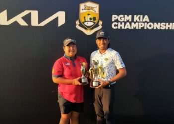 SHAHRIFFUDDIN Ariffin dan Mirabel Ting bersama piala masing-masing selepas menjuarai Kejohanan Golf KIA-PGM di Glenmarie Golf, Hotel & Resort, Petaling Jaya, Selangor, hari ini. - FOTOZ/IHSAN PGM  