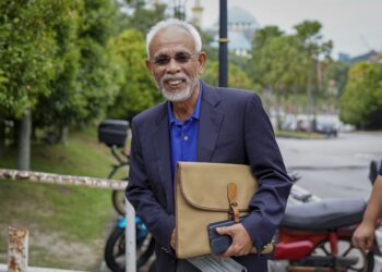 SHAHRIR Ab. Samad hadir di Mahkamah Tinggi Kuala Lumpur bagi perbicaraan kes atas tuduhan terlibat dengan aktiviti pengubahan wang haram. - UTUSAN/FARIZ RUSADIO