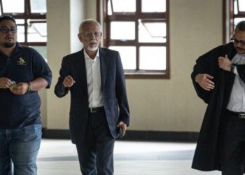 SHAHRIR Ab. Samad (tengah) hadir di Mahkamah Tinggi Kuala Lumpur bagi perbicaraan pengubahan haram melibatkan wang RM1 juta daripada Najib Tun Razak. - FOTO/FAIZ ALIF AHMAD ZUBIR