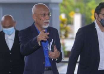 SHAHRIR Ab. Samad (tengah) hadir pada perbicaraan kesnya yang didakwa membabitkan diri dalam pengubahan wang haram di Kompleks Mahkamah Kuala Lumpur, hari ini.