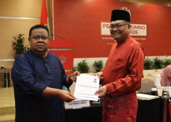 SHAMSUL Anuar  Nasarah (kanan) ketika menyerahkan borang pencalonan Ahli Majlis Tertinggi UMNO.