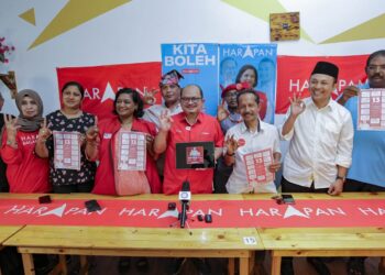 SHAMSUL Iskandar Mohd. Akin (depan, tengah) melancarkan manifesto PRU15 untuk Bagan Datuk di Hutan Melintang, Bagan Datuk, Perak.- UTUSAN
