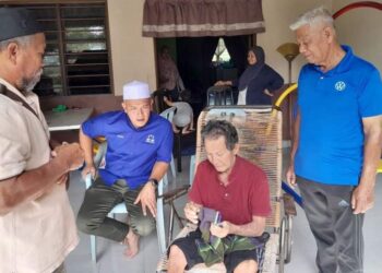 MOHD. SHARIM Md. Zin (dua dari kiri) ketika program ziarah kasih dan bertanya khabar penduduk di Felda Chini 1 di Pekan, Pahang.