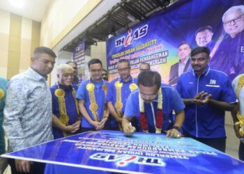 MOHD. SHARKAR Shamsudin (tunduk) menandatangani plak pelancaran Pelan Pembangunan  Masyarakat India Parlimen Temerloh di Mentakab Temerloh, Pahang.