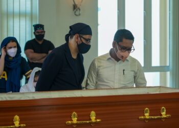 MENTERI Belia dan Sukan Datuk Seri Ahmad Faizal Azumu turut hadir memberi penghormatan terakhir buat mediang Shebby. - UTUSAN/ FARIZ RUSADIO