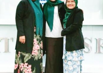 SITI FARA FADILA Abd Razak (tengah) bersama ahli penyelidik yang menjayakan projek Sistem Aplikasi Penilaian Awal Glaukoma (GDC) untuk kegunaan umum.