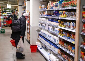 TESCO di Liverpool memperkenalkan skim bank makanan kepada pencuri barangan keperluan asas.-AFP