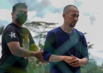 Shuib selepas selesai pengurusan pengebumian Allahyarhamah Siti Sarah Raissuddin yang meninggal dunia akibat Covid-19 di Tanah Perkuburan Islam Kampung Sungai Pusu, Gombak hari ini. - UTUSAN/AMIR KHALID