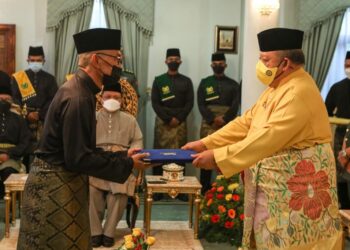 MOHD. Shukri Ramli menerima watikah pelantikan Menteri Besar Perlis Ke-8 dalam majlis istiadat pelantikan yang berlangsung di Istana Arau, Perlis, hari ini.- UTUSAN/ASYRAF MUHAMMAD