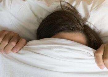 GANGGUAN tidur boleh menjejaskan kesihatan mental dan fizikal secara keseluruhannya. 
– GAMBAR HIASAN
