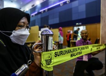 Petugas SPR membuat persiapan akhir di Pusat Mengundi Awal Dewan Utama Ibu Pejabat Polis Kontinjen Selangor, Shah Alam, semalam. - UTUSAN/AFIQ RAZALI