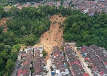 SAM menggesa Kerajaan Negeri Selangor menubuhkan suruhanjaya siasatan berhubung tragedi tanah runtuh di Taman Bukit Permai, Ampang, Khamis lalu.