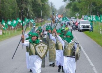 SEBAHAGIAN peserta yang membawa replika senjata pada perarakan sempena program Himpit 2023 di Setiu, Terengganu,  Jumaat lalu. - MEDIA SOSIAL