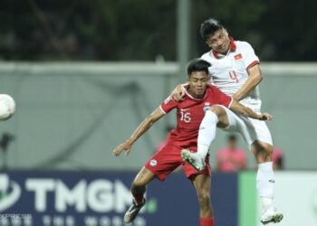 Pemain Vietnam berdepan kesukaran untuk menembusi gawang Singapura dalam aksi Kumpulan B Piala AFF 2022 di Stadium Jalan Besar, Kallang sebentar tadi. (Foto: VnExpress)