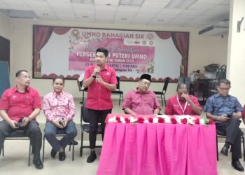 MUHAMAD Khizri Abu Kassim (tengah) menyampaikan ucapan selepas diumumkan memenangi jawatan Ketua UMNO Bahagian Sik pada pemilihan kali kedua di Dewan UMNO Bahagian Sik, Kedah.