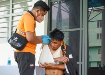 KEADAAN pesilat negara, Al Jufferi Jamari selepas mendapatkan rawatan ekoran kecederaan serius yang dialami ketika bertanding dalam acara Tanding (70-75 kilogram) di Sukan SEA Vietnam 2021, Hanoi semalam. -UTUSAN/SHIDDIEQIN ZON
