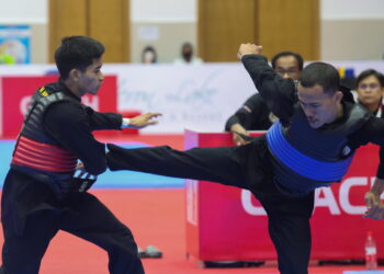 Pemenang pingat emas,  Muhammad Khairi Adib Azhar (kiri) beraksi menentang lawan dari Indonesia, Khoirudin Mustakim pada pusingan akhir acara Silat Tanding Sukan SEA Vietnam 2021.