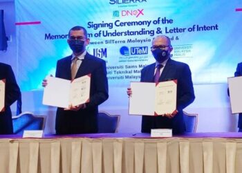 SYED Zainal Abidin Syed Mohamad Tahir (dua dari kiri) bersama wakil daripada tiga buah universiti iaitu USM, UTeM dan UniMAP pada majlis menandatangani MoU antara semua pihak di Butterworth, Pulau Pinang hari ini.