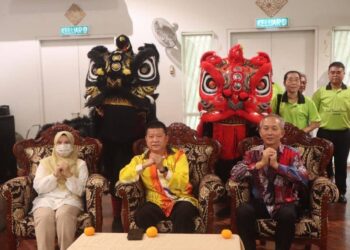 SIM Chon Siang (tengah) hadir pada program edaran lokam sempena Sambutan Tahun Baharu Cina di Rumah Kanak-kanak Sultanah Hajah Kalsom, Penor, di Kuantan, Pahang. - UTUSAN/ DIANA SURYA ABD WAHAB