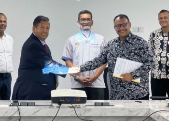 KHAIRUDDIN Abdul Rahman (dua dari kiri) bersalam dengan Dr. Shahridan Faiez selepas majlis menandatangani MoU di Klang hari ini. - FOTO/ABDUL RAZAK IDRIS