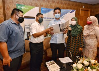 TEO Kok Seong (tengah) bersama Mohd. Norlisam (dua dari kiri) dalam sidang akhbar Strategi Operasi Kutipan Sisa Pepejal dan Pembersihan Awam Sempena Hari Raya Aidilfitri 2022 di Seremban, semalam.-UTUSAN/MOHD. SHAHJEHAN MAAMIN.