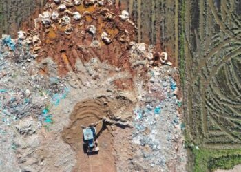 KIRA-KIRA 30 beg bersaiz besar mengandungi sisa industri yang cuba dilupuskan secara haram dikesan di kawasan sawah padi di Jalan Kubang Semang, Bukit Mertajam, Pulau Pinang, baru-baru ini.