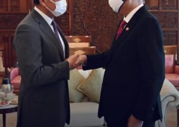 ISMAIL Sabri Yaakob (kanan) berjabat tangan dengan Wang Yi dalam pertemuan selama sejam di Pejabat Perdana Menteri di Putrajaya, hari ini.