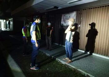 ANGGOTA polis memeriksa
suspek dalam operasi bersepadu
di sekitar Klang, Selangor
kelmarin.