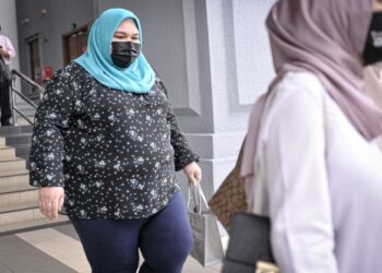 SITI Bainun Ahd Razali hadir di Mahkamah Sesyen Kuala Lumpur semalam bagi perbicaraan kes pertuduhan mengabaikan kanak-kanak sindrom down, Bella. – UTUSAN/FAIZ ALIF